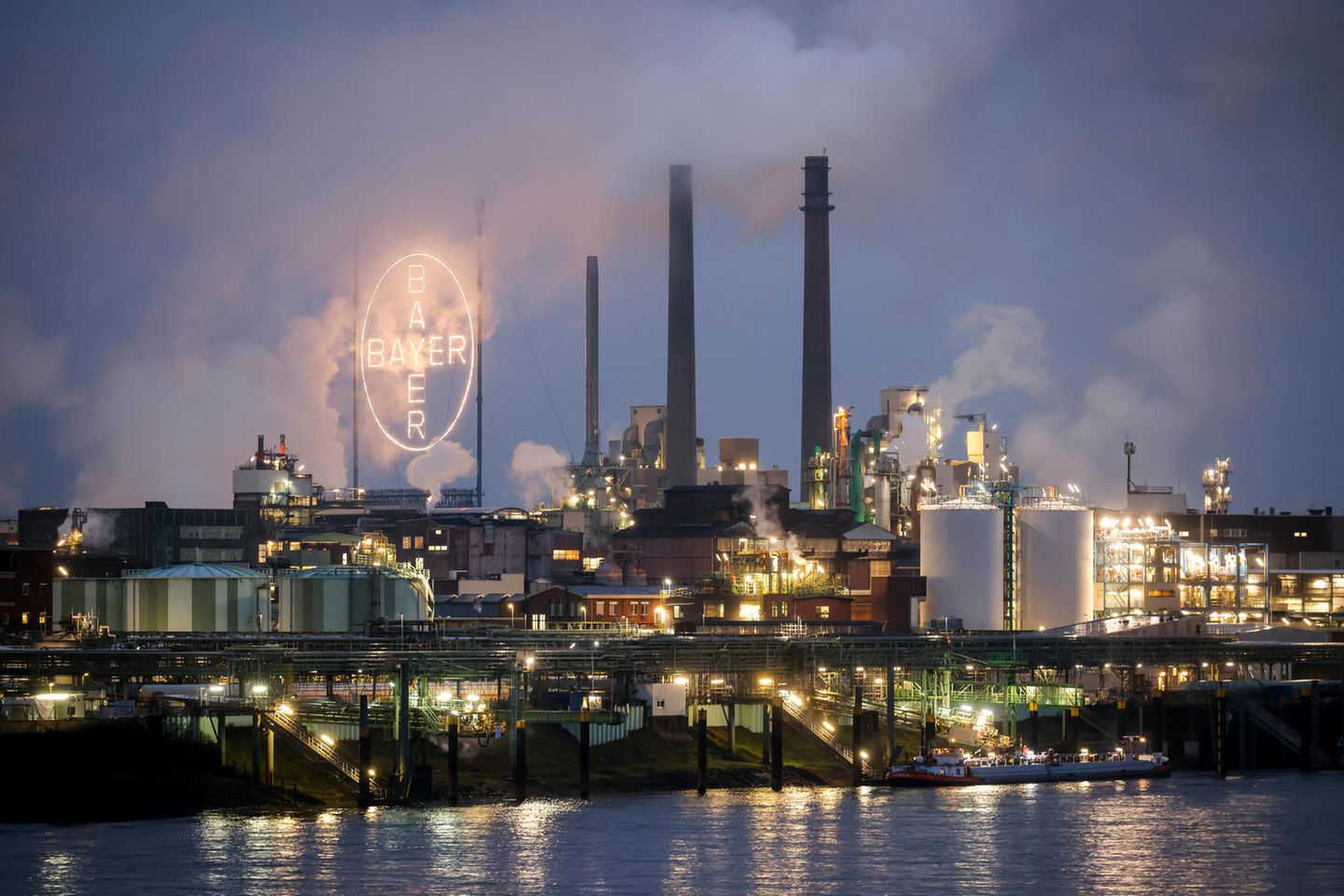Der Wert der Aktien an der Bayer AG belief sich zum Stichtag 31. Dezember 2021 auf 10,5 Mrd. Kronen. Der größte Staatsfonds der Welt hielt je 2,27 Prozent der Stimmrechte und Anteile an dem Chemie- und Pharmakonzern. Er belegte in Deutschland Platz neun, weltweit Rang 142.