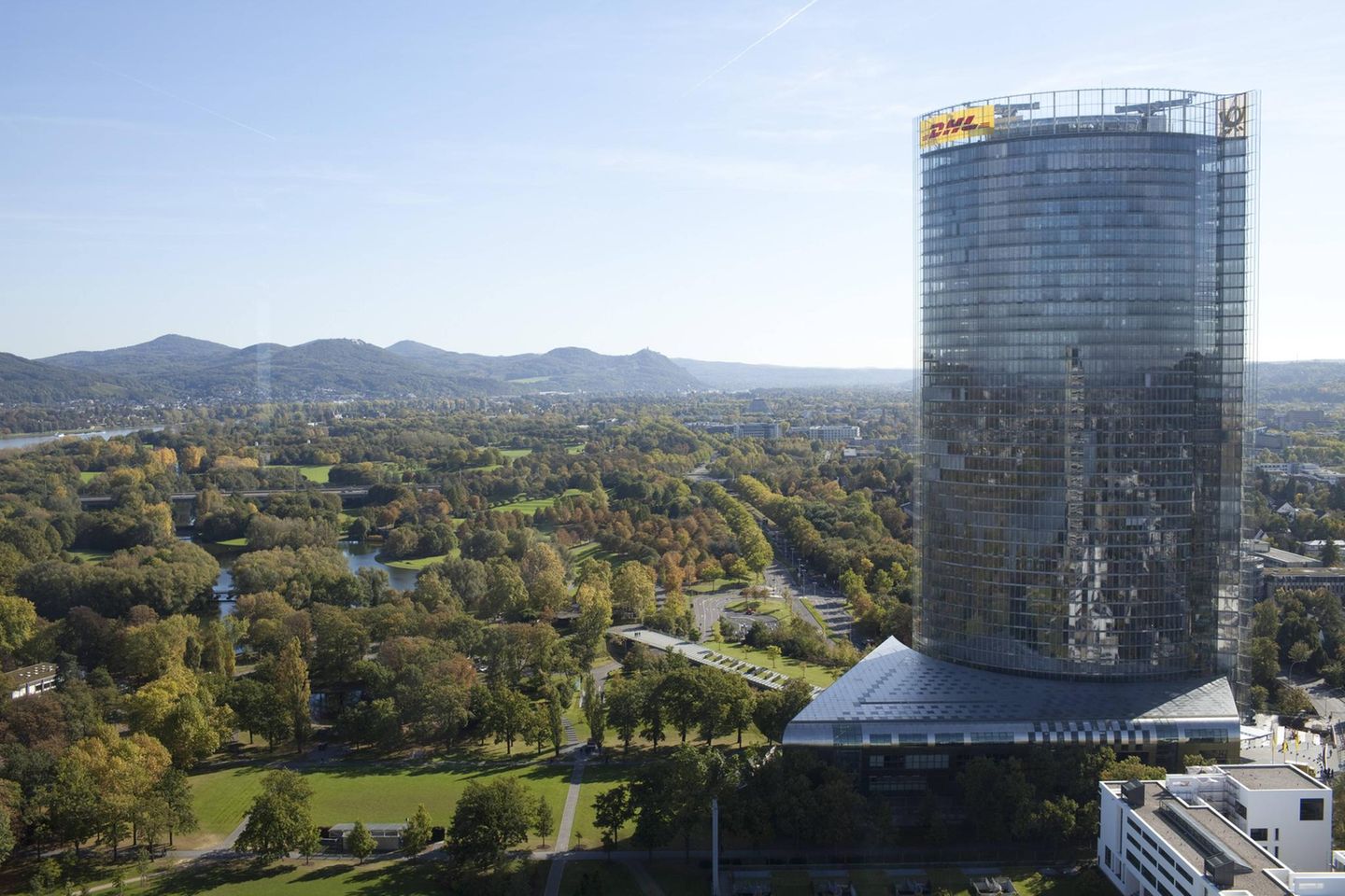 Die Deutsche Post AG war 2021 das erste Unternehmen aus der Bundesrepublik, die in die Top 100 der größten Investments aus Oslo vorstoßen konnte. Sie belegte mit 13,8 Mrd. Kronen weltweit Rang 98 und kam hierzulande auf den siebten Platz. Der norwegische Pensionsfonds hielt jeweils 1,96 Prozent der Stimmrechte und Anteile.