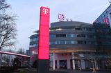 Die zweitwenigsten Anteile (nach Volkswagen) hielt der größte Staatsfonds der Welt in den bundesweiten Top 10 an der Deutschen Telekom AG. Die 1,85 Prozent summierten sich Ende 2021 auf einen Marktwert von 15,1 Mrd. Kronen. Europas größtes Telekommunikationsunternehmen belegte damit unter den weltweit wertvollsten Investments Platz 88.