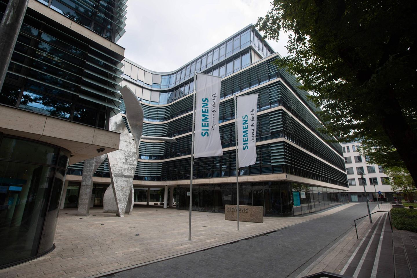 Die drei größten deutschen Investments im Portfolio der Norweger setzen sich vom Rest ab. Siemens kam mit 27,7 Mrd. Kronen auf Platz drei und lag damit rund zehn Milliarden Kronen vor der Allianz auf Platz vier. Der norwegische Pensionsfonds hielt Ende 2021 rund 2,13 Prozent der Anteile und Stimmrechte an Siemens. Der Mischkonzern belegte weltweit Platz 33.