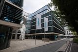 Die drei größten deutschen Investments im Portfolio der Norweger setzen sich vom Rest ab. Siemens kam mit 27,7 Mrd. Kronen auf Platz drei und lag damit rund zehn Milliarden Kronen vor der Allianz auf Platz vier. Der norwegische Pensionsfonds hielt Ende 2021 rund 2,13 Prozent der Anteile und Stimmrechte an Siemens. Der Mischkonzern belegte weltweit Platz 33.