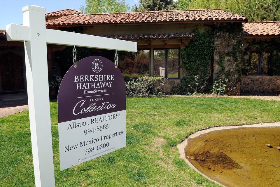 #8 Berkshire Hathaway Berkshire Hathaway hat beim norwegischen Pensionsfonds während der Corona-Krise leicht an Bedeutung verloren. Warren Buffets Holdinggesellschaft hatte 2019 noch auf Platz sechs des US-Rankings gelegen. Ende 2021 war sie laut der Datenbank des Fonds auf Platz acht abgerutscht, gehörte aber weiterhin zu den größten Posten im Portfolio der Osloer. Die Anteile waren Ende 2021 rund 42,1 Mrd. Kronen wert. Das bedeutete Platz 15 der weltweit größten Anlagen. Der Fonds hielt 0,97 Prozent der Stimmrechte und 0,46 Prozent der Anteile. 2019 waren es noch 0,68 Prozent der Anteile gewesen. Berkshire Hathaway lag in den Top 10 für die USA vor Home Depot und der United Health Group.