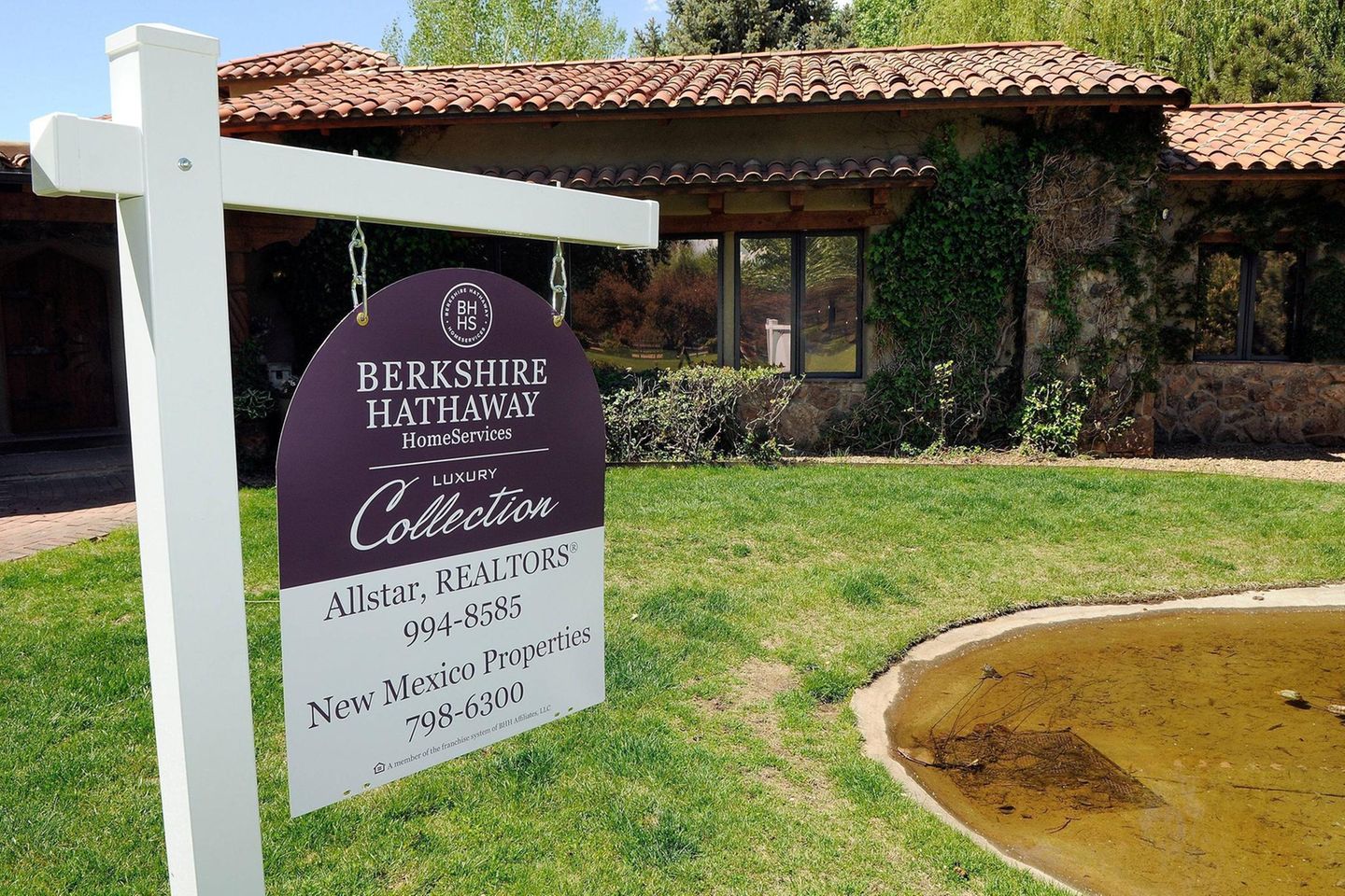 Berkshire Hathaway hat beim norwegischen Pensionsfonds während der Corona-Krise leicht an Bedeutung verloren. Warren Buffets Holdinggesellschaft hatte 2019 noch auf Platz sechs des US-Rankings gelegen. Ende 2021 war sie laut der Datenbank des Fonds auf Platz acht abgerutscht, gehörte aber weiterhin zu den größten Posten im Portfolio der Osloer. Die Anteile waren Ende 2021 rund 42,1 Mrd. Kronen wert. Das bedeutete Platz 15 der weltweit größten Anlagen. Der Fonds hielt 0,97 Prozent der Stimmrechte und 0,46 Prozent der Anteile. 2019 waren es noch 0,68 Prozent der Anteile gewesen. Berkshire Hathaway lag in den Top 10 für die USA vor Home Depot und der United Health Group.