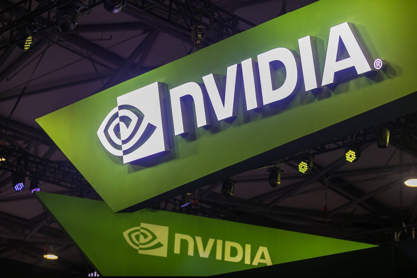 Nvidia hingegen gehört zu den Überfliegern im Portfolio des größten Staatsfonds der Welt. Das 1993 gegründete Unternehmen, das sich als Erfinder des Grafikprozessors bezeichnet, hatte 2019 nur auf Platz 43 des US-Rankings gelegen. 2021 kam einer der größten Entwickler von Grafikprozessoren und Chipsätzen bereits Platz sieben in den USA und weltweit auf Rang elf. Der Wert der Aktien hat sich fast verfünffacht, von 11,3 auf 54,1 Mrd. Kronen – und das bei einem gleichbleibenden Prozentsatz bei den Anteilen.