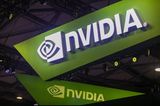 Nvidia hingegen gehört zu den Überfliegern im Portfolio des größten Staatsfonds der Welt. Das 1993 gegründete Unternehmen, das sich als Erfinder des Grafikprozessors bezeichnet, hatte 2019 nur auf Platz 43 des US-Rankings gelegen. 2021 kam einer der größten Entwickler von Grafikprozessoren und Chipsätzen bereits Platz sieben in den USA und weltweit auf Rang elf. Der Wert der Aktien hat sich fast verfünffacht, von 11,3 auf 54,1 Mrd. Kronen – und das bei einem gleichbleibenden Prozentsatz bei den Anteilen.