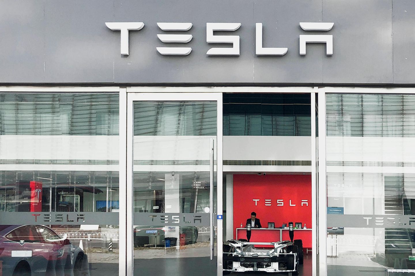 Noch extremer fiel der Gewinn mit Tesla aus. Der norwegische Pensionsfonds steigerte die Anteile und Stimmrechte von jeweils 0,45 auf 0,73 Prozent. Der Marktwert an Elon Musks E-Autobauer explodierte geradezu von knapp 3,0 auf 68,1 Mrd. Dollar. Tesla stieg damit auf der US-Bestenliste von Platz 179 auf Rang sechs und war weltweit die Nummer acht.