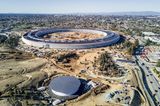 Apple war und bleibt die Nummer eins des norwegischen Pensionsfonds. Allerdings holt Microsoft auf. Denn im Gegensatz zu dem von Bill Gates mitgegründeten Konzern hat sich der Marktwert der Apple-Aktien seit Ausbruch der Pandemie nicht verdoppelt, wenn die Marke auch nur knapp verfehlt wurde. Der Marktwert stieg von knapp 117,0 auf 217,0 Mrd. Kronen. Anteile und Stimmrechte schrumpften jeweils von 1,02 auf 0,84 Prozent.