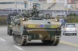 Südkorea hat laut SIPRI 2020 (der letzte Jahrgang, für den aktuell Daten vorliegen) rund 892 US-Dollar je Einwohner für Rüstung ausgegeben. Damit war Korea eines von drei asiatischen Ländern in den Top 10. Der Nachbar der Atommacht Nordkorea hat in den vergangenen zwei Jahrzehnten stark aufgerüstet. Im Jahr 2000 lagen die pro-Kopf-Ausgaben der Analyse zufolge nur bei 291 Dollar.