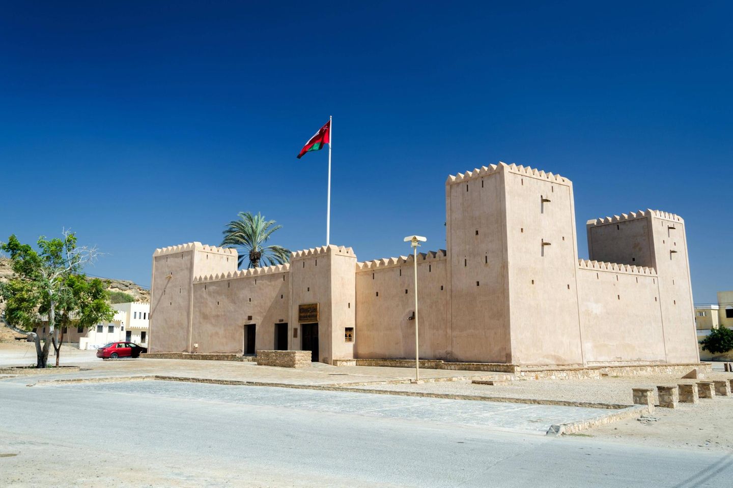Der Nahe und Mittlere Osten dominiert die Top 10 der größten Rüstungsnationen mit vier Ländern. Oman war gemessen am BIP-Anteil mit 10,9 Prozent weltweit die Nummer eins. Legt man für die Berechnung die Einwohnerzahl zugrunde, kam das Sultanat mit 1318 Dollar auf den sechsten Rang.