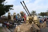 Kuwait hat laut SIPRI 2020 rund 1625 Dollar je Einwohner für die Rüstung ausgegeben. Das bedeutete im globalen Vergleich Platz fünf. Gemessen am BIP-Anteil war Kuwait die Nummer vier mit 6,5 Prozent. Während viele Nationen dieser Top 10 ihre Rüstungsausgaben seit 2000 mindestens verdoppelt haben, fiel der Anstieg in Kuwait vergleichsweise gering aus. Vor 20 Jahren waren es laut SIPRI 1319 Dollar gewesen. Das war aber nur wenige Jahre nach dem Zweiten Golfkrieg gewesen.