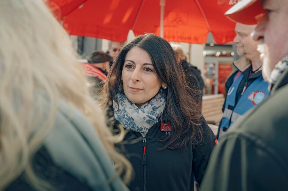 Daniela Cavallo in Wolfsburg beim Wahlkampf für den Betriebsrat