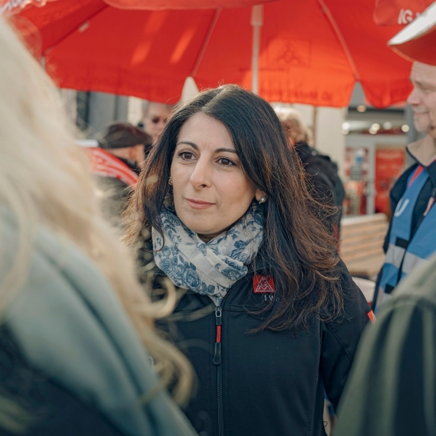 Daniela Cavallo in Wolfsburg beim Wahlkampf für den Betriebsrat