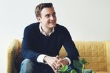 Mario Kohle war mit seiner Firma Käuferportal 2008 einer der ersten, der in Deutschland auf das Potenzial von E-Commerce gesetzt hat. Die Plattform, die inzwischen Aroundhome heißt, bringt Privatleute mit lokalen Verkäufern zusammen.  2017 gründete er dann mit zwei Freunden das Solar-Start-up Enpal. Die Firma hat sich darauf spezialisiert, Solaranlagen in Kombination mit Energiespeichern und neuerdings auch Wallboxen – Ladestationen für E-Autos – im Abo anzubieten. Privatleute zahlen über 20 Jahre die Anlage ab und können sie danach für einen geringen Betrag erwerben. Enpal übernimmt Installation, Wartung und Reparatur.  Angesichts der Energiekrise, die Deutschland seit Wochen gefangen hält, gibt es für Enpal viel zu tun. „Die Nachfrage ist wirklich explodiert, so etwas habe ich noch erlebt“, sagte Mitgründer Mario Kohle im Capital-Podcast „Die Stunde Null“. Enpal zählt seit 2021 zu den deutschen Einhörner – ist also ein Privatunternehmen im Wert von mehr als einer Milliarde Dollar.