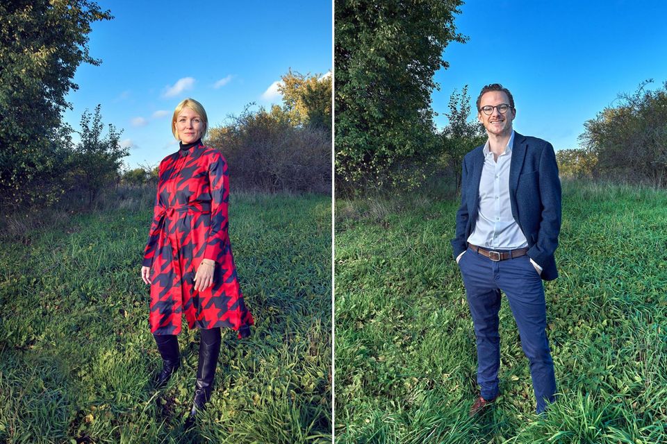 Anna Alex und Benedikt Franke, Planetly Anna Alex und Bendikt Franke haben beide zu Beginn ihrer Karriere die harte Management-Schule der Berliner Gründerschmiede Rocket Internet durchlaufen. Alex gründete später den Online-Herrenausstatter Outfittery, Franke vermittelte über sein Reinigungs-Start-up Helpling Putzkräfte an Privathaushalte. Seit 2020 bauen die beiden Gründer das ClimateTech-Start-up Planetly auf. Kernprodukt ist eine Software, mit der Unternehmen ihren CO2-Fußabdruck in Echtzeit messen und reduzieren können. Ende 2021 erfolgte dann der Verkauf an die US-Softwarefirma One Trust. Das Unternehmen soll angeblich 100 Mio. Dollar für Planetly gezahlt haben. Franke und Alex sind weiterhin als Führungskräfte mit an Bord.