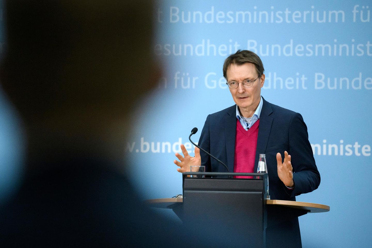 Gesundheitsminister Karl Lauterbach (SPD) wirbt dafür, den Kassen auch nach der Pandemie mit zusätzlichen Steuermilliarden zu helfen