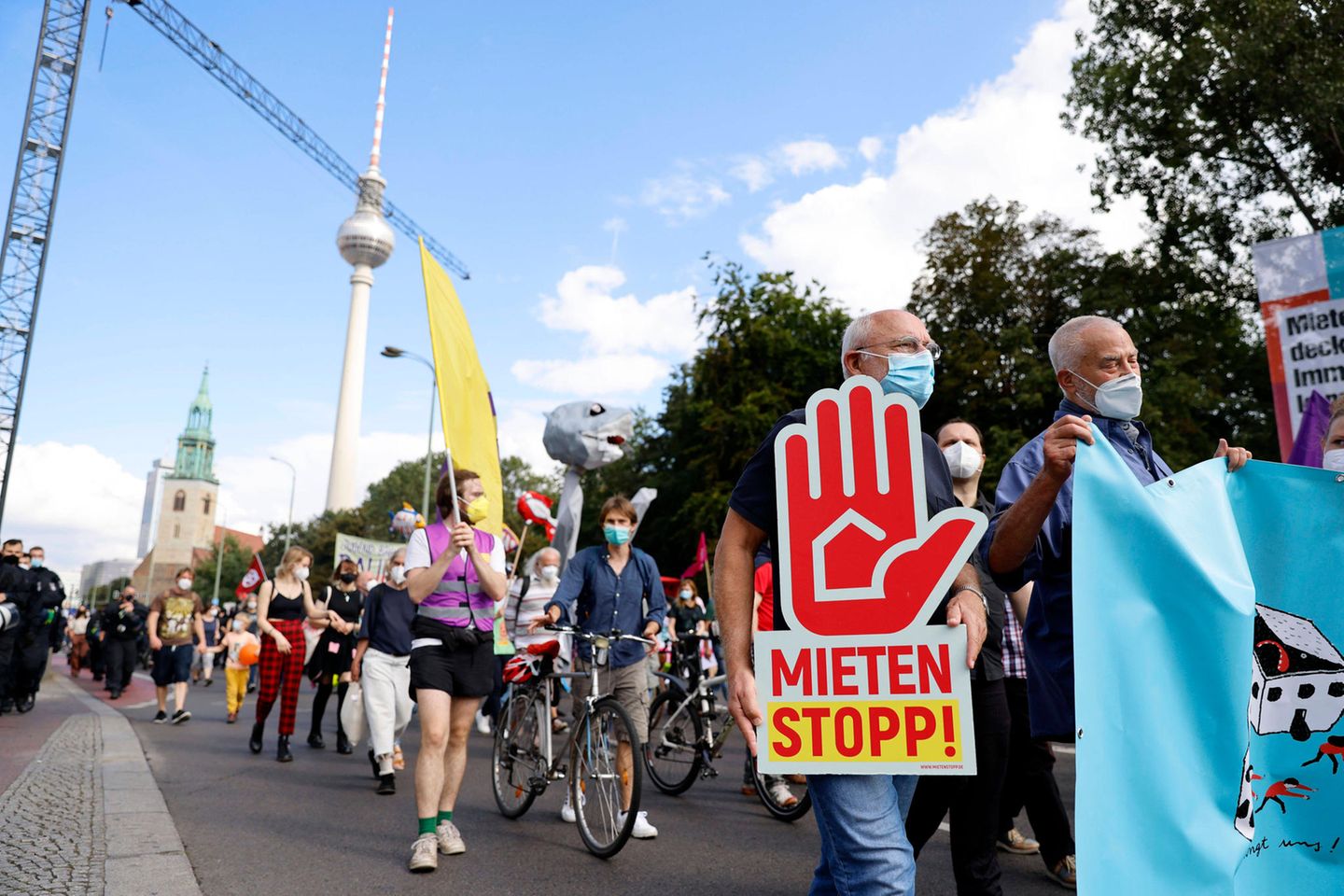 In Berlin demonstrieren die Menschen gegen hohe Mieten und Verdrängung
