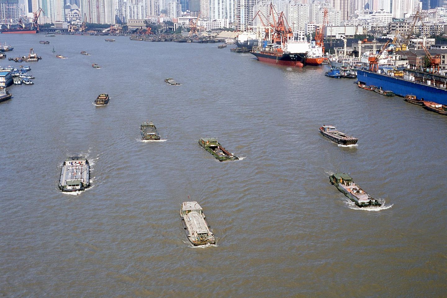 Der größte Hafen der Welt in Shanghai kommt wegen der Zero-Covid-Strategie nicht mehr mit der Abfertigung der Waren hinterher