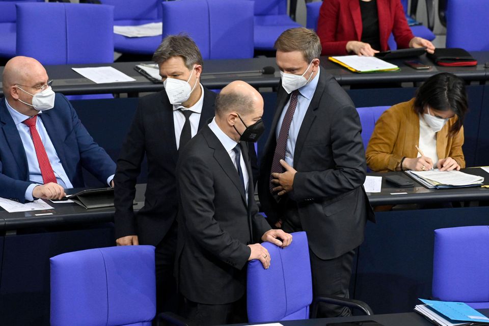 Robert Habeck, Olaf Scholz und Christian Lindner in der 13. Sitzung des Deutschen Bundestages im Reichstagsgebäude
