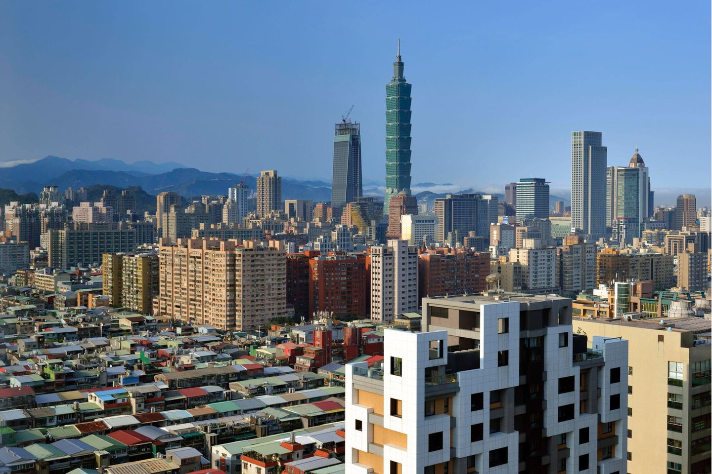 Taiwan hingegen setzt immer stärker auf Flüssigerdgas. Die Importmenge ist seit 2010 von 15,0 auf 24,7 Mrd. Kubikmeter angewachsen. Das entsprach zuletzt 5,1 Prozent der weltweit eingeführten LNG-Mengen und lag trotz der Pandemie 8,0 Prozent über dem Niveau des Vorjahres.