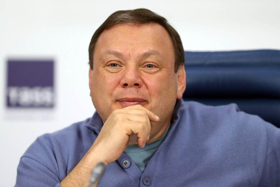 In einem weltweiten Krisenjahr für die Superreichen haben alle der zehn reichsten Männer Russlands Vermögen hinzugewonnen. Michail Fridman war da mit einem leichten Plus von 11,8 auf 12,7 Mrd. Dollar sogar der Verlierer der Spitzengruppe. Der gebürtige Ukrainer hatte als einer der wenigen Oligarchen den Angriffskrieg Russlands verurteilt. Der 58-Jährige, der auch die israelische Staatsbürgerschaft besitzt, ist Mitgründer der Alfa Bank, Russlands größter nichtstaatlicher Bank. 2013 verkaufte der damalige Großaktionär des Ölkonzerns TNK-BP laut „Forbes“ seine Aktien für 5,1 Mrd. Dollar. Fridman verbesserte sich im Gesamt-Ranking vom 161. auf den 140. Platz.