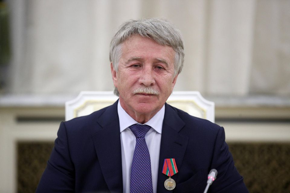 Stark aufgeholt, aber immer noch nicht auf altem Bestwert: Dieses Motto der reichsten Männer Russlands gilt 2023 auch für Leonid Michelson. Der Mitgründer und Vorsitzender des Erdgaskonzerns Novatek stieg von 14,9 auf 21,6 Mrd. Dollar (2021: 24,9 Mrd. Dollar). Dieses alljährliche Auf und Ab ist der Geschäftspartner von Gennadi Timtschenko in dem „Forbes“-Ranking allerdings gewohnt.