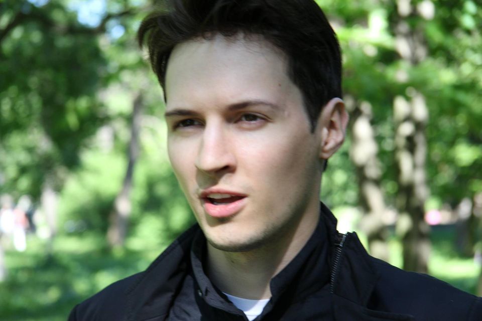 Nur leicht verloren hat Pawel Durow. Der Gründer und Eigentümer des Messenger-Dienstes Telegram belegt im aktuellen „Forbes“-Ranking Platz 123, elf Plätze schlechter als im Vorjahr. Sein Vermögen wurde auf 15,1 Mrd. Dollar geschätzt. Das waren 2,1 Mrd. Dollar weniger als 2021. Durow besitzt den Angaben zufolge seit 2021 die französische Staatsbürgerschaft und lebt in Dubai.