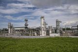 In Indonesien hat sich die LNG-Exportmenge seit 2010 fast halbiert: von 32,4 auf 16,8 Milliarden Kubikmeter. Das Ergebnis im Jahr 2020 entsprach 3,4 Prozent der weltweiten Ausfuhrmengen und reichte noch für Platz sieben, wie BP berichtete.