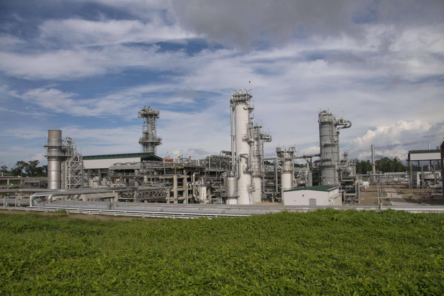 In Indonesien hat sich die LNG-Exportmenge seit 2010 fast halbiert: von 32,4 auf 16,8 Milliarden Kubikmeter. Das Ergebnis im Jahr 2020 entsprach 3,4 Prozent der weltweiten Ausfuhrmengen und reichte noch für Platz sieben, wie BP berichtete.