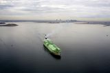 Die umstrittene Fracking-Methode hat die USA von einem Erdgasimporteur zu einem der größten LNG-Exporteure gemacht. Das zeigt sich besonders deutlich am Zehnjahres-Vergleich von BP. Die USA haben demnach seit 2009 ihren Export pro Jahr im Schnitt um 50,1 Prozent erhöht. Der belief sich 2010 auf lediglich 1,5 Milliarden Kubikmeter. 2020 waren es 61,4 Milliarden Kubikmeter oder 12,6 Prozent des Weltmarktes. Die USA exportierten damit mehr LNG als ganz Afrika (11,6 Prozent) oder ganz Europa inklusive der ehemaligen GUS-Staaten (9,4 Prozent).