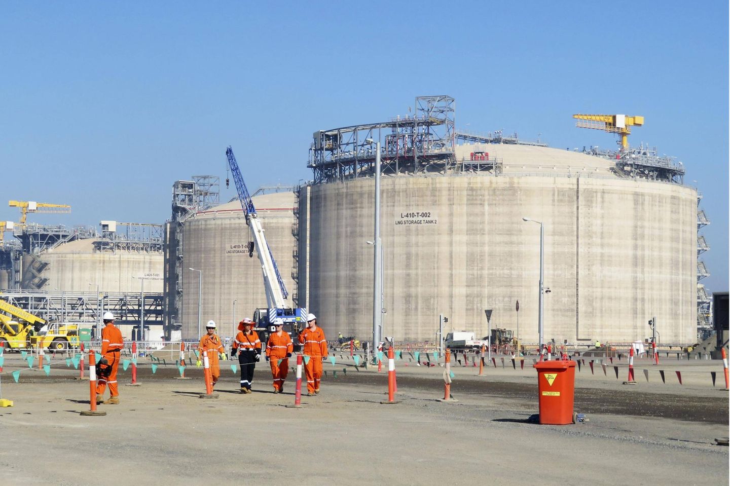 Australien war 2020 mit hauchdünnem Vorsprung der größte LNG-Exporteur der Welt. Es kam laut der BP-Statistik auf 106,2 Milliarden Kubikmeter – 0,1 Milliarden Kubikmeter mehr als der Zweitplatzierte Katar. 21,8 Prozent der weltweiten Exportmengen stammten demnach aus Australien (1,2 Prozent mehr als im Vorjahr). Der Kontinent hatte 2010 lediglich 25,8 Milliarden Kubikmeter Flüssigerdgas ausgeführt.