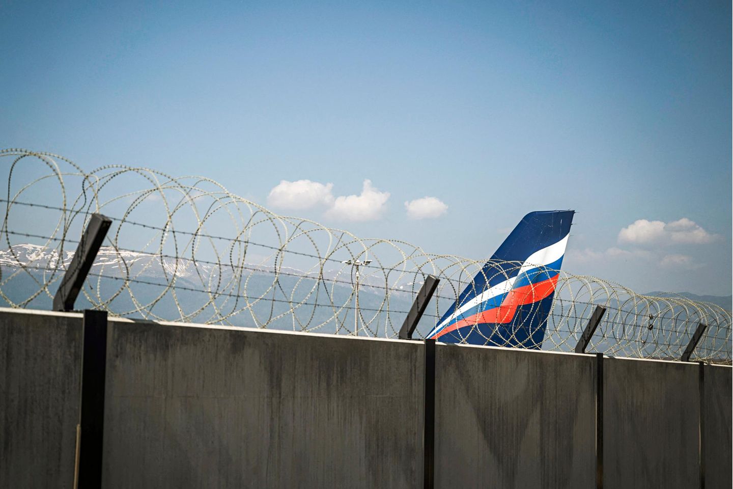 Eine Aeroflot-Maschine parkt in Genua, vermutlich für lange Zeit – der europäische Luftraum ist für russische Flugzeuge gesperrt
