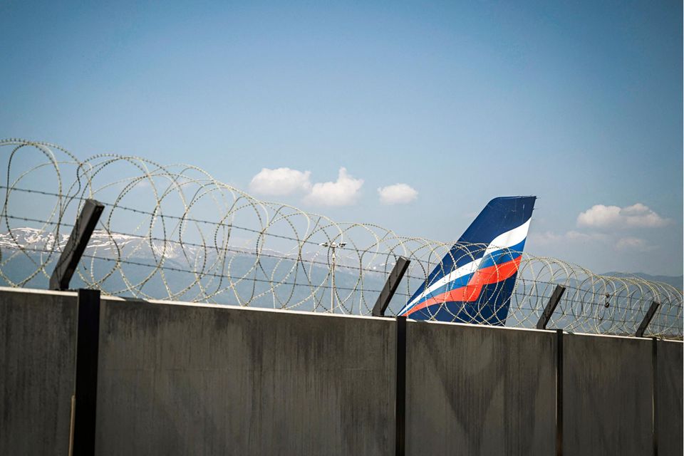 Eine Aeroflot-Maschine parkt in Genua, vermutlich für lange Zeit – der europäische Luftraum ist für russische Flugzeuge gesperrt