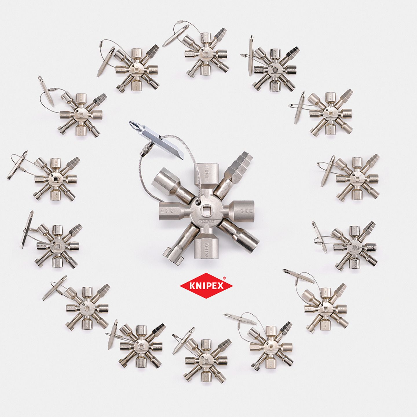 Schaltschrankschlüssel „Knipex TwinKey“ (Knipex-Werk C. Gustav Putsch KG)  „9500! rechtswidrige Angebote des TwinKey hat Knipex in den letzten drei Jahren auf Online-Plattformen löschen lassen. Das Besondere am Original: Die ausgeklügelte, patentgeschützte Lösung, bei der mittels eines Magneten zwei multifunktionale Schlüssel mit insgesamt zehn Profilen sehr kompakt und in sternförmiger Anordnung zusammengefasst werden, aber für den Einsatz einfach zu trennen sind. Diverse Gerichtsentscheidungen bestätigen die ‚wettbewerbliche Eigenart‘ des Originals, d.h. Nachahmer handeln unlauter und täuschen die Käufer über die Herkunft. Die extrem niedrigen Preise der Plagiate spiegeln sich in billigen Materialien und schlechter Verarbeitung wider, der Magnet funktioniert oft nicht oder löst sich aus der Befestigung.“ In der Mitte das Original, außen die Plagiate