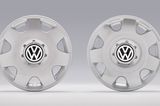 Volkswagen-Radzierblende mit „VW“-Logo (Volkswagen AG)  „‚Kein Original-Produkt, aber austauschbar‘. Das ist ungeniert eingraviert in jede gefälschte „VW“-Radkappe. Wahlweise bietet Murama andere Auto-Marken an. Preis: 25% des Originals. Das spiegelt sich in billigen Materialen und mangelnder Stabilität wider. VW schützt sein geistiges Eigentum weltweit und setzt seine Rechte konsequent durch. Ein deutscher Online-Händler hat eine Unterlassungserklärung unterschrieben und sich unterworfen. Der italienische Hersteller verweigerte eine Unterlassungserklärung. Trotz offenkundiger Markenverletzung ist in Italien deshalb ein (langwieriges) Gerichtsverfahren gegen Murama anhängig.“