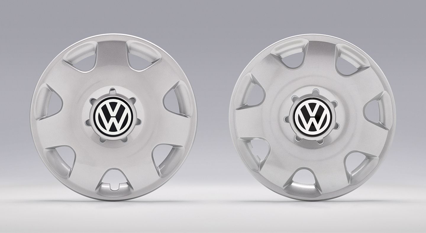 Volkswagen-Radzierblende mit „VW“-Logo (Volkswagen AG)  „‚Kein Original-Produkt, aber austauschbar‘. Das ist ungeniert eingraviert in jede gefälschte „VW“-Radkappe. Wahlweise bietet Murama andere Auto-Marken an. Preis: 25% des Originals. Das spiegelt sich in billigen Materialen und mangelnder Stabilität wider. VW schützt sein geistiges Eigentum weltweit und setzt seine Rechte konsequent durch. Ein deutscher Online-Händler hat eine Unterlassungserklärung unterschrieben und sich unterworfen. Der italienische Hersteller verweigerte eine Unterlassungserklärung. Trotz offenkundiger Markenverletzung ist in Italien deshalb ein (langwieriges) Gerichtsverfahren gegen Murama anhängig.“