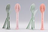 Besteck-Set „Klikk Pocket“ für unterwegs (Koziol Ideas for Friends GmbH)  „Das funktionale Mehrweg-Besteck Klikk Pocket ist optimal für unterwegs und trifft den Zeitgeist: kompakt, robust, und 100% recyclebar. Für das designprämierte Besteck hat Koziol - wie für all seine Produkte - EU-weiten Designschutz eingetragen. Billiganbieter SHEIN wirbt Kunden über Google Adwords und Social Media und bot das optisch identische, aber instabile Plagiat in 4 Farben an - für weniger als ein Drittel des Originalpreises. Auf der Verpackung des Plagiats sind 5 Zertifikatslabel abgebildet, die die Nachhaltigkeit, Qualität und Sicherheit bezeugen sollen. Ob die Prüfstätten Material und Billigprodukt je getestet haben, ist fragwürdig.“ (Links das Original, rechts die Fälschung)
