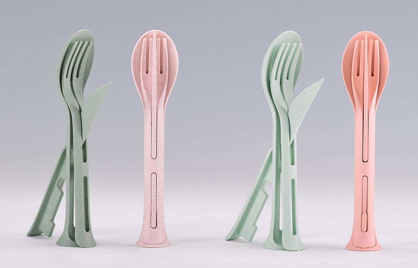 Besteck-Set „Klikk Pocket“ für unterwegs (Koziol Ideas for Friends GmbH)  „Das funktionale Mehrweg-Besteck Klikk Pocket ist optimal für unterwegs und trifft den Zeitgeist: kompakt, robust, und 100% recyclebar. Für das designprämierte Besteck hat Koziol - wie für all seine Produkte - EU-weiten Designschutz eingetragen. Billiganbieter SHEIN wirbt Kunden über Google Adwords und Social Media und bot das optisch identische, aber instabile Plagiat in 4 Farben an - für weniger als ein Drittel des Originalpreises. Auf der Verpackung des Plagiats sind 5 Zertifikatslabel abgebildet, die die Nachhaltigkeit, Qualität und Sicherheit bezeugen sollen. Ob die Prüfstätten Material und Billigprodukt je getestet haben, ist fragwürdig.“ (Links das Original, rechts die Fälschung)