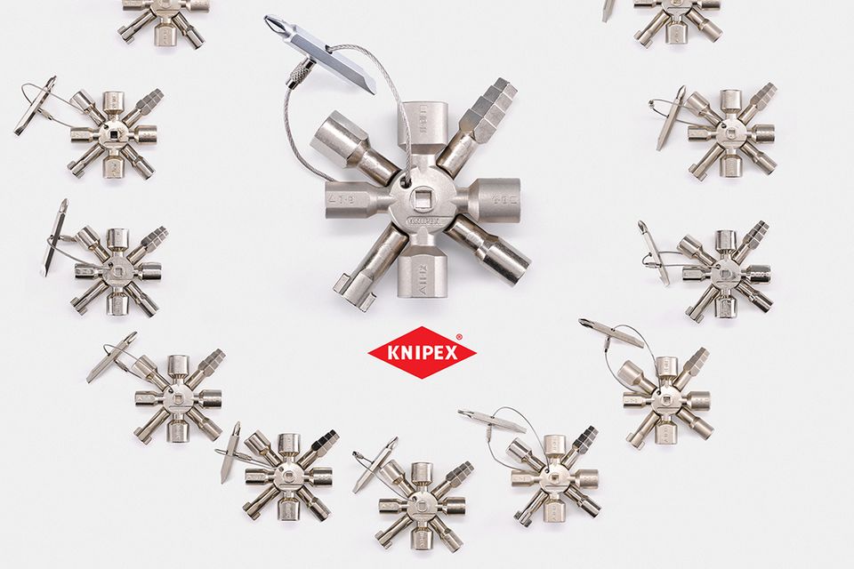 Schaltschrankschlüssel „Knipex TwinKey“ (Knipex-Werk C. Gustav Putsch KG)  „9500! rechtswidrige Angebote des TwinKey hat Knipex in den letzten drei Jahren auf Online-Plattformen löschen lassen. Das Besondere am Original: Die ausgeklügelte, patentgeschützte Lösung, bei der mittels eines Magneten zwei multifunktionale Schlüssel mit insgesamt zehn Profilen sehr kompakt und in sternförmiger Anordnung zusammengefasst werden, aber für den Einsatz einfach zu trennen sind. Diverse Gerichtsentscheidungen bestätigen die ‚wettbewerbliche Eigenart‘ des Originals, d.h. Nachahmer handeln unlauter und täuschen die Käufer über die Herkunft. Die extrem niedrigen Preise der Plagiate spiegeln sich in billigen Materialien und schlechter Verarbeitung wider, der Magnet funktioniert oft nicht oder löst sich aus der Befestigung.“ In der Mitte das Original, außen die Plagiate