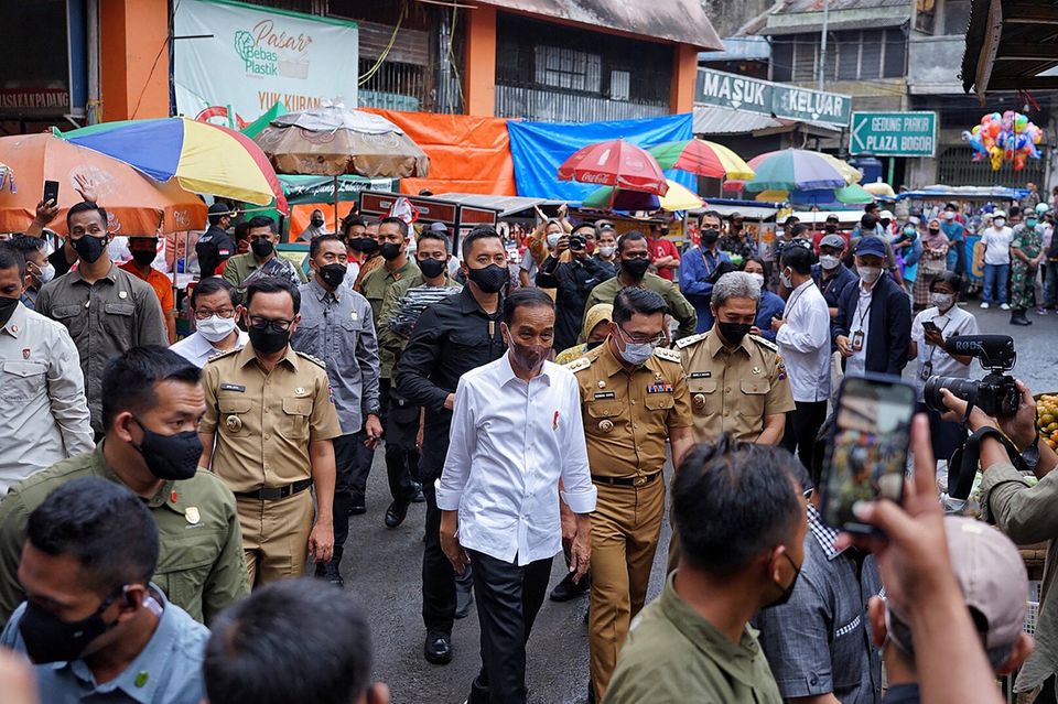Proyek sosial: Presiden Indonesia memberikan voucher minyak goreng di pasar mingguan di pulau Jawa.
