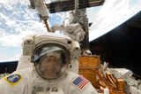 Ein Selfie von Astronaut Mike Massimino in der ISS mit der Erde im Hintergrund
