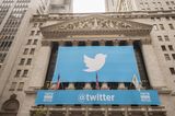 Ein Banner mit dem Twitter-Logo verziert den Haupteingang der New Yorker Börse