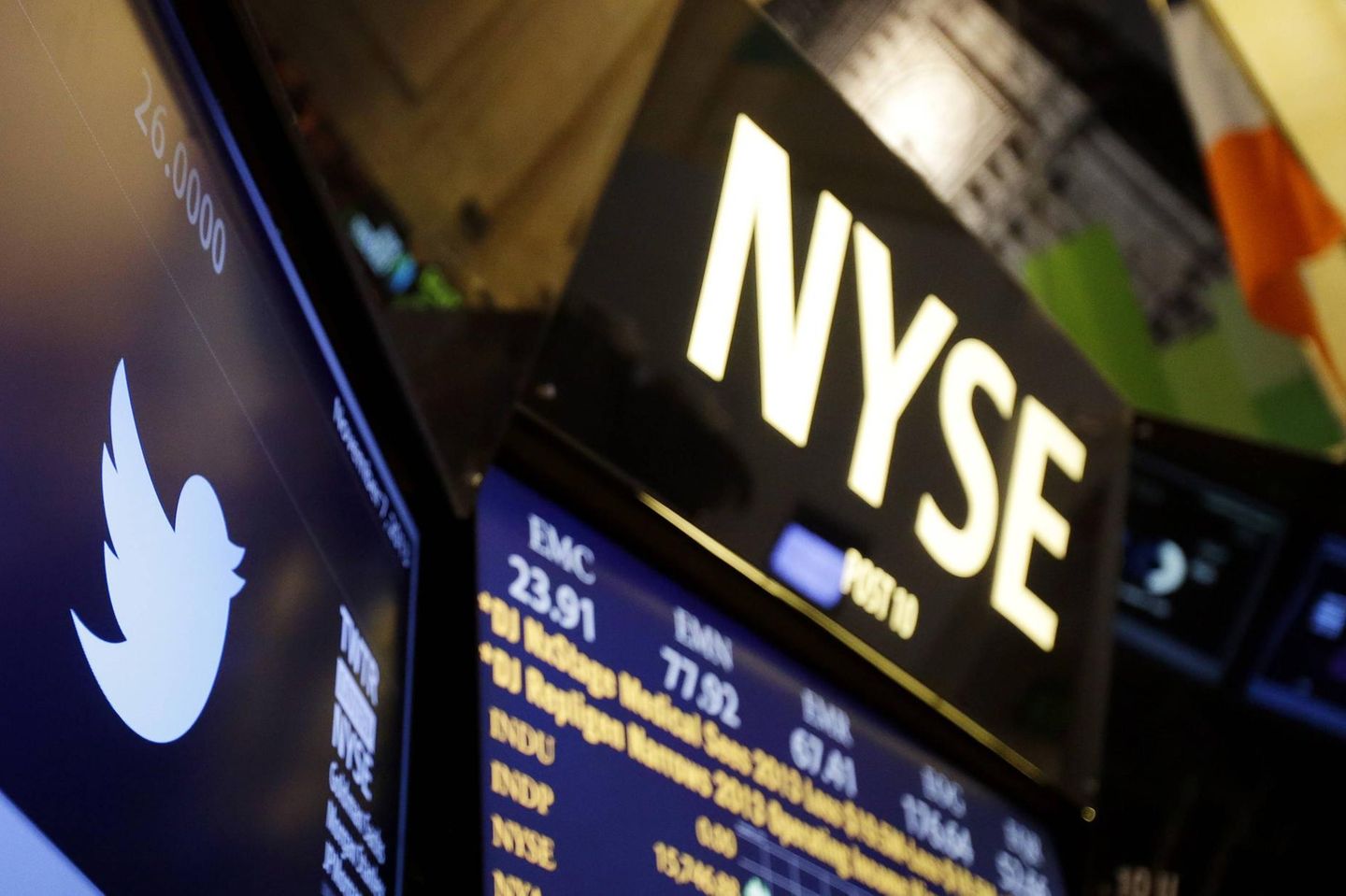 Das Twitter-Logo auf den Monitoren in der New Yorker-Börse