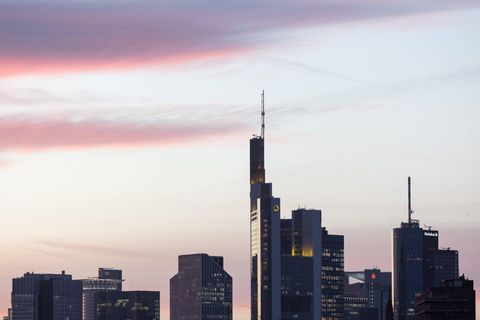 Die Skyline in Frankfurt: Sowohl Branchenprimus Deutsche Bank als auch die Commerzbank legten jetzt Quartalszahlen vor