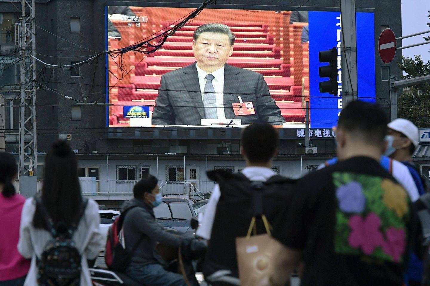 Chinas Präsident Xi Jinping bringt sich offenbar für eine historische dritte Amtszeit in Stellung. Auch deshalb, so meinen Experten, kann er deshalb nicht on seiner Zero-Covid-Strategie abweichen.