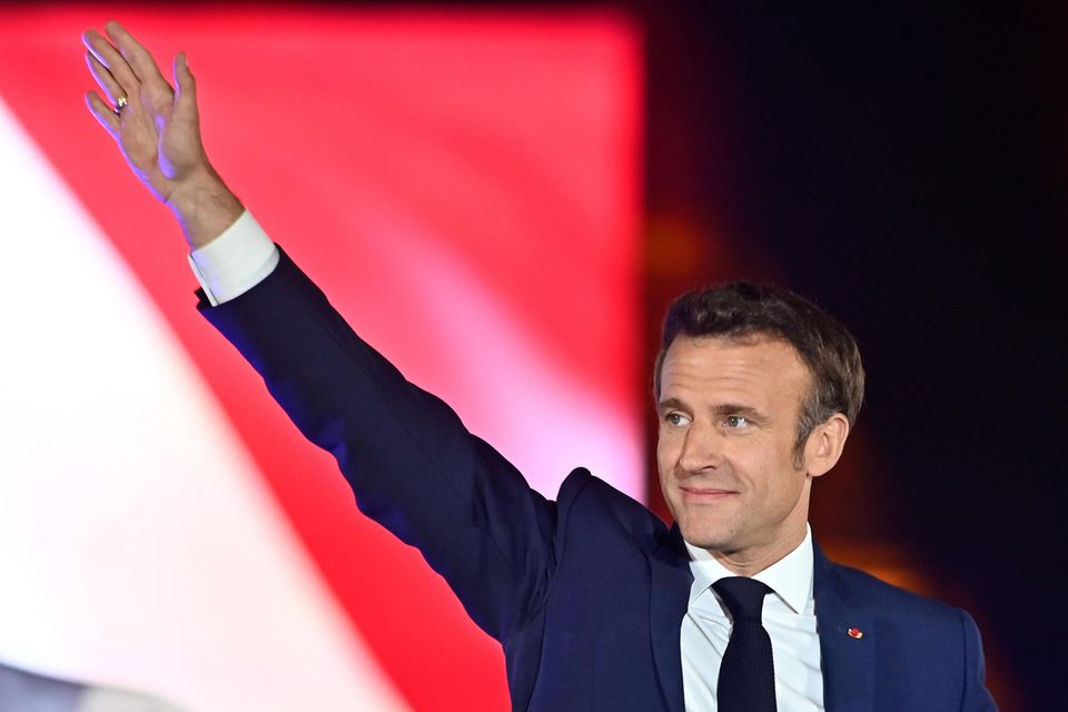 Emmanuel Macron winkt nach seiner Wiederwahl