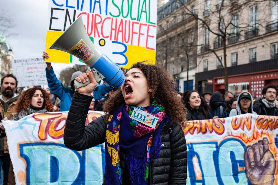 Heftiger Widerstand. In Paris demonstriert eine Menschenmenge gegen die von Macron angestrebte Rentenreform. Heftiger Widerstand. In Paris demonstriert eine Menschenmenge gegen die von Macron angestrebte Rentenreform.