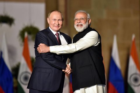 Indiens Premierminister Narendra Modi (r.) begrüßt Russlands Präsidenten Wladimir Putin im Dezember 2021 in Neu Delhi