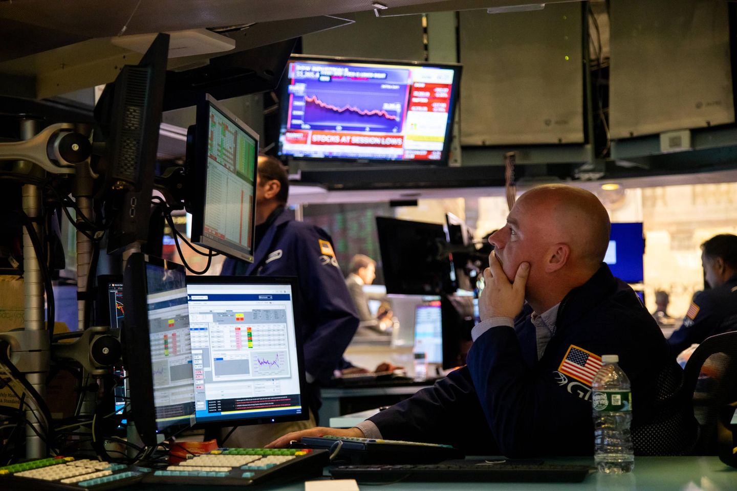 Ein Händler an der New Yorker Börse schaut auf einen Monitor
