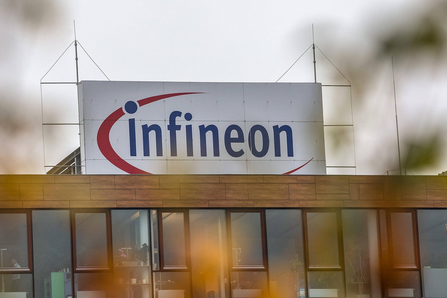 Der Aktienkurs des Dax-Konzerns Infineon fiel seit Jahresbeginn um knapp 32 Prozent