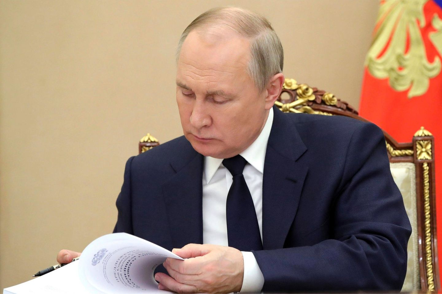 Für den russischen Präsident Wladimir Putin war der Angriffskrieg auf die Ukraine nach Experten-Einschätzungen bislang wenig erfolgreich. Dass Russland wegen des Krieges aber in finanzielle Probleme gerät, glaubt Militärökonom Marcus Keupp nicht